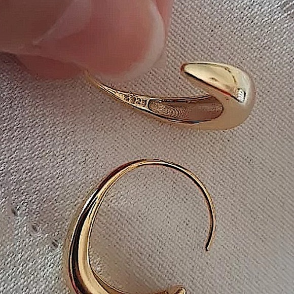GOLD PLATED 18K HOOP MINIMALIST EARRINGS - Picture 2 of 6
